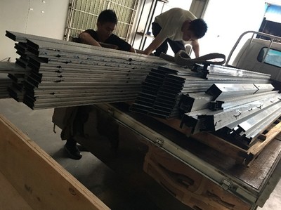 不銹鋼制品的多功能應用 圓形包邊柱、踢腳線與排水檔條